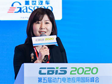 圖為中國(guó)化學(xué)與物理電源行業(yè)協(xié)會(huì)動(dòng)力電池應(yīng)用分會(huì)秘書長(zhǎng)張雨主持開幕式