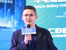 多氟多副總經理，新能源事業部總經理趙永鋒主持“兩輪電動車鋰電技術與突破”主題論壇