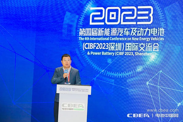瑞浦蘭鈞營銷中心總經(jīng)理張小聰主持會(huì)議